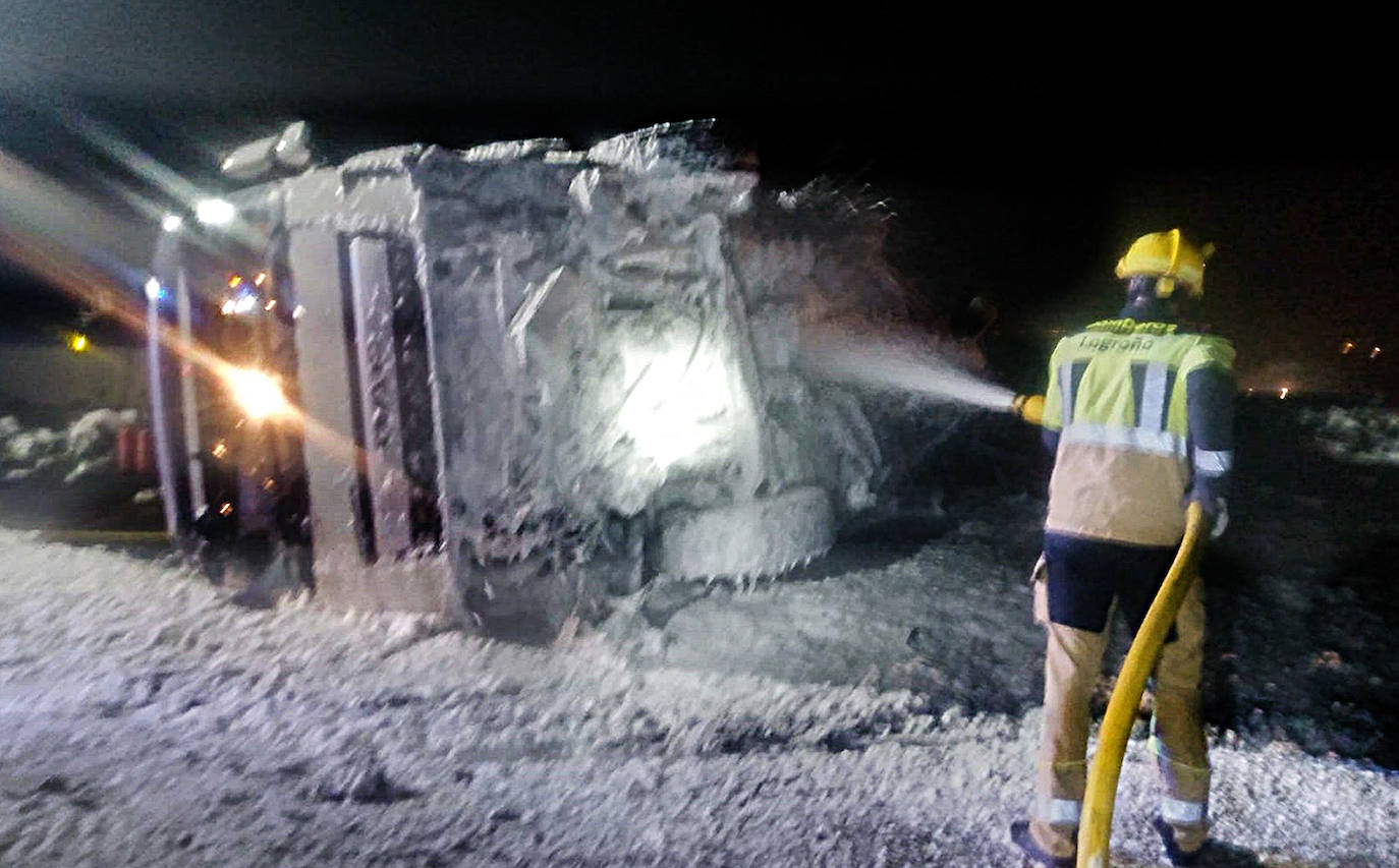 Fotos: Caos circulatorio por el vuelco de un camión en la LO-20