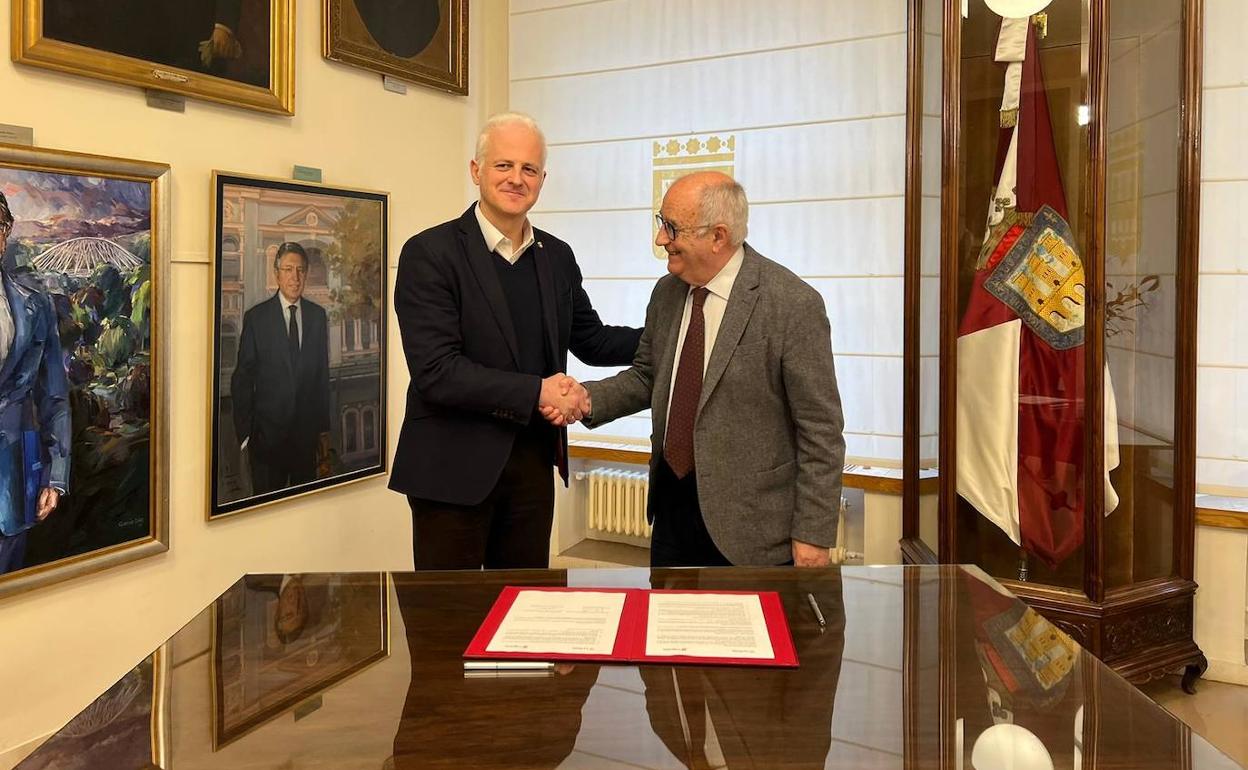El alcalde de Logroño y el consejero de Educación de La Rioja, este martes, tras la firma del convenio. 