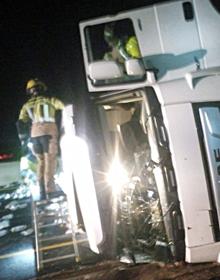 Imagen secundaria 2 - Los Bomberos se han empleado a fondo en la intervención del accidente del camión.