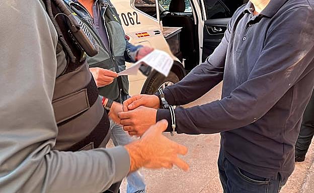 Imagen principal - Detenidos dos hombres y desmantelado un laboratorio y punto de venta de droga en Alesanco