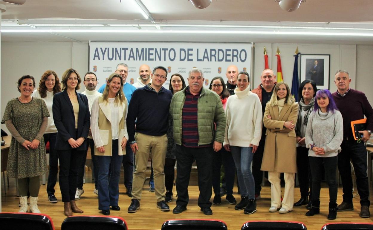 Carlos Fernández Santolalla, en el centro, acompañado de la Corporación municipal de Lardero tras el último pleno. 