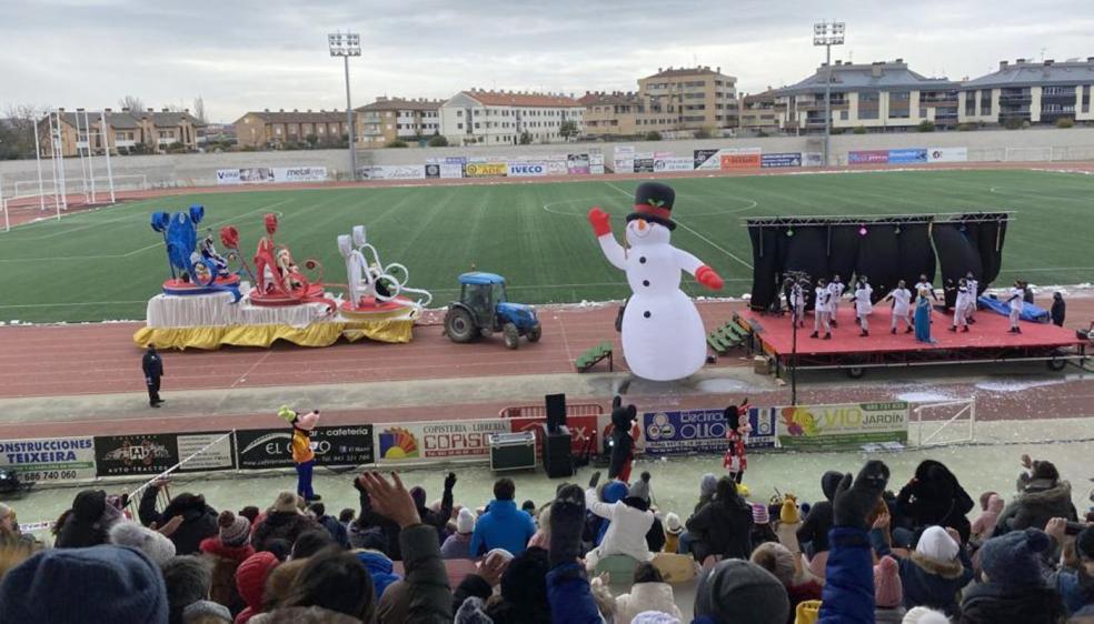 Una imagen de archivo de la llegada de los Reyes Magos a El Mazo, en una carroza tirada por un tractor. 