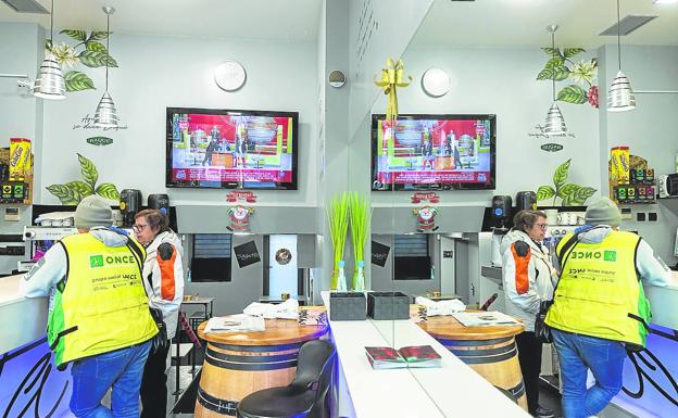 La cantinela de los niños de SanIldefonso fue omnipresente ayer en la hostelería riojana. 