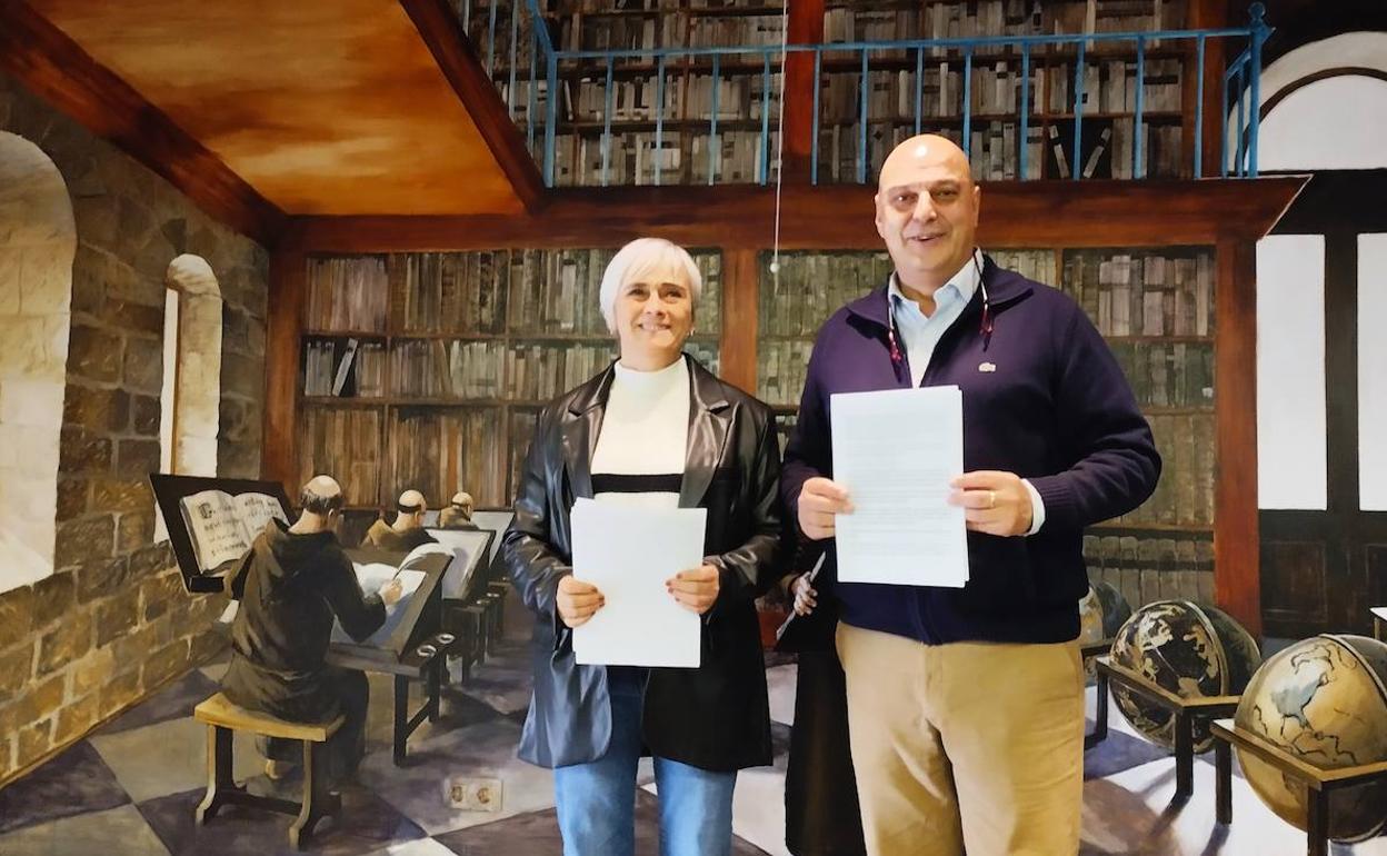Arantxa Carrero y Leopoldo García, con la documentación mostrada tras la rueda de prensa. 