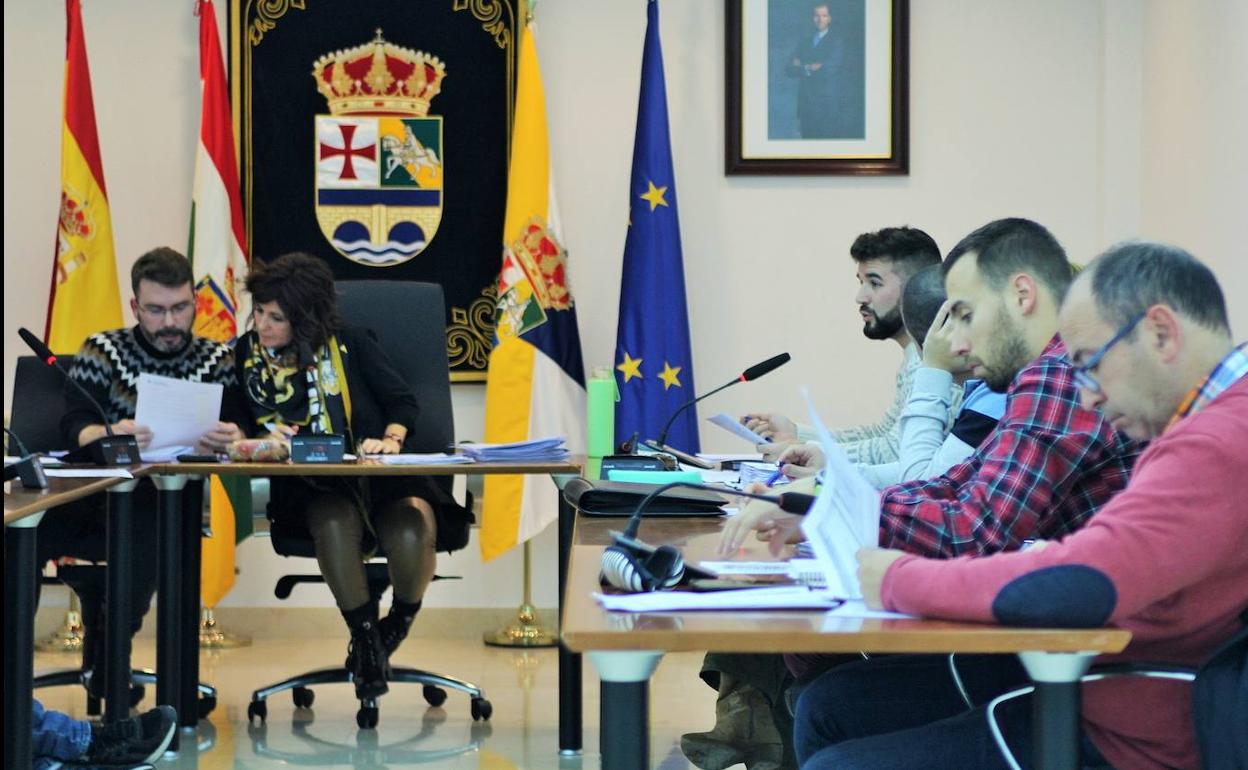 San Román y Martínez hablan durante la intervención de Gutiérrez en el pleno.