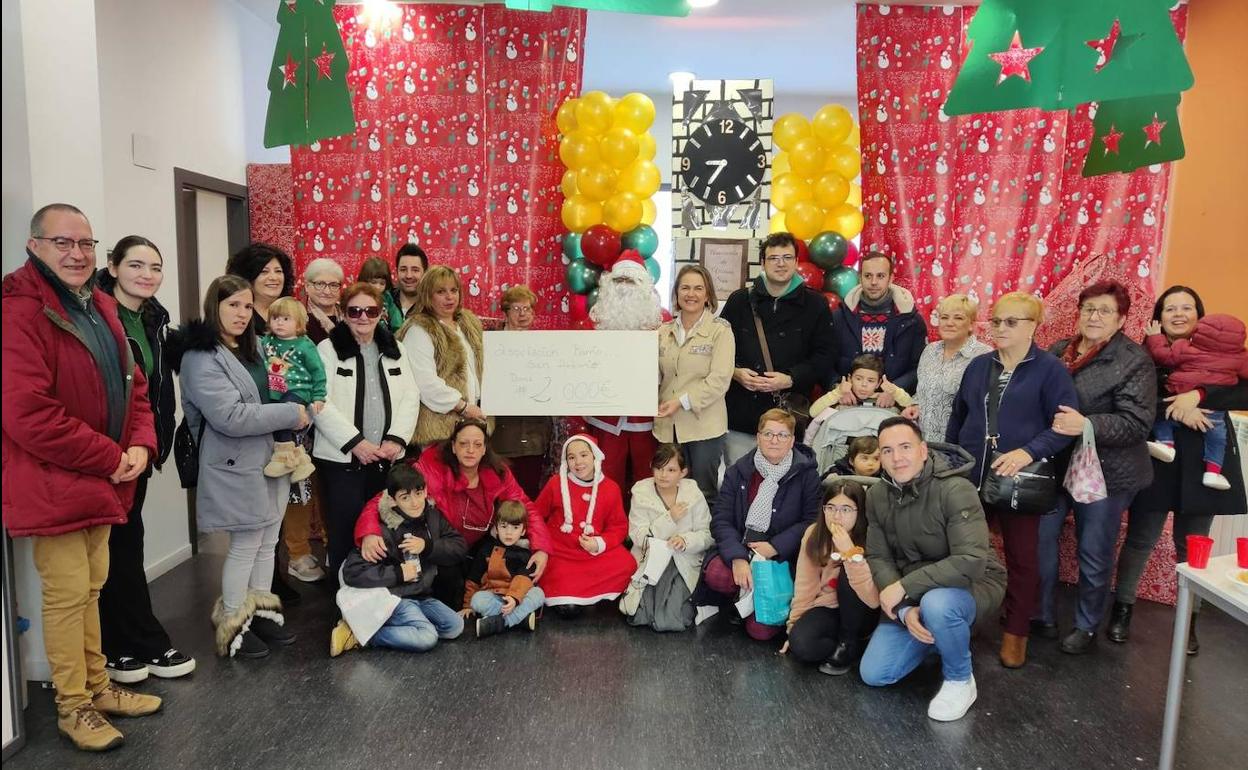 Entrega del cheque por parte de la asociación vecinal a la presidenta de la AECC, Elena Eguizábal. 
