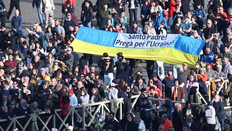 La guerra de Ucrania estuvo muy presente entre las personas que escucharon al Pontífice desde la plaza de San Pedro