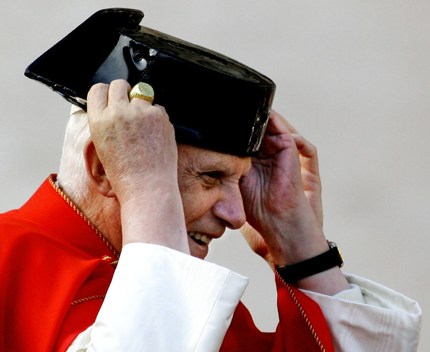 El papa Benedicto XVI sonríe mientras se prueba un sombrero de la Guardia Civil española.