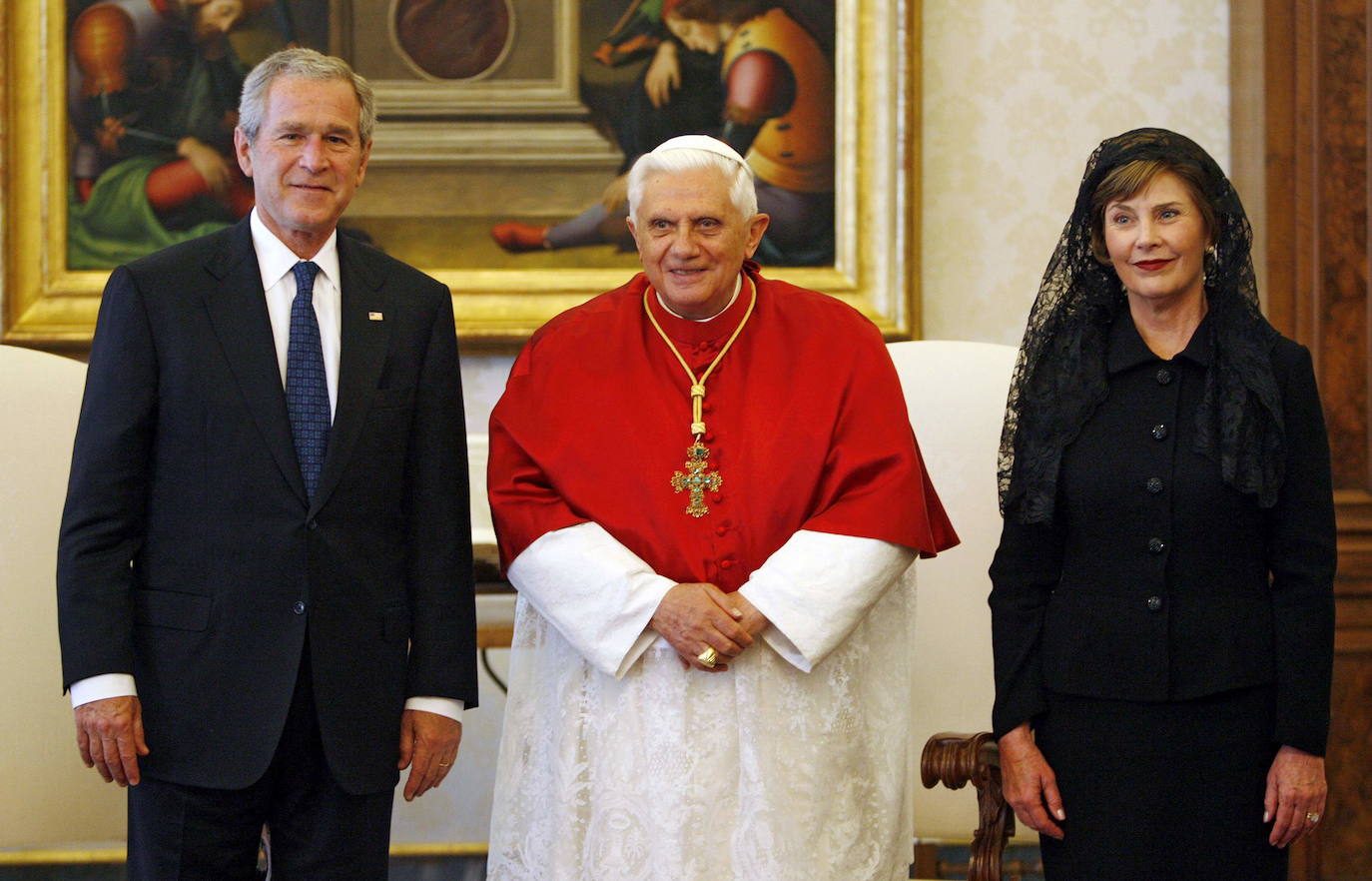 El expresidente estadounidense George W. Bush y la primera dama Laura Bush posan con el Papa durante su visita al Vaticano el 9 de junio de 2007.