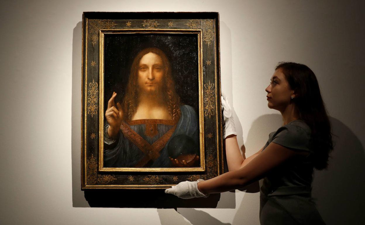 Una operaria de Christie's coloca el 'Salvator Mundi' antes de su subasta, el 24 de octubre de 2017.