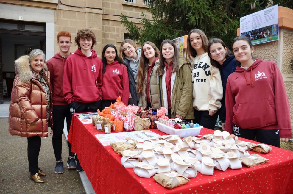 La profesora Ángeles Ríos, junto a un grupo de alumnos de Bachillerato que elaboró los jabones. 