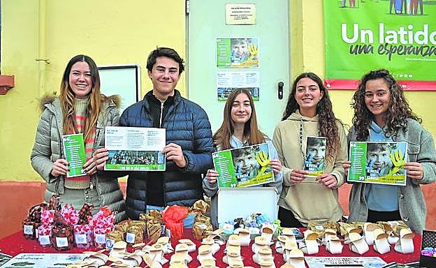 Alumnos en otro de los puestos del mercadillo. 