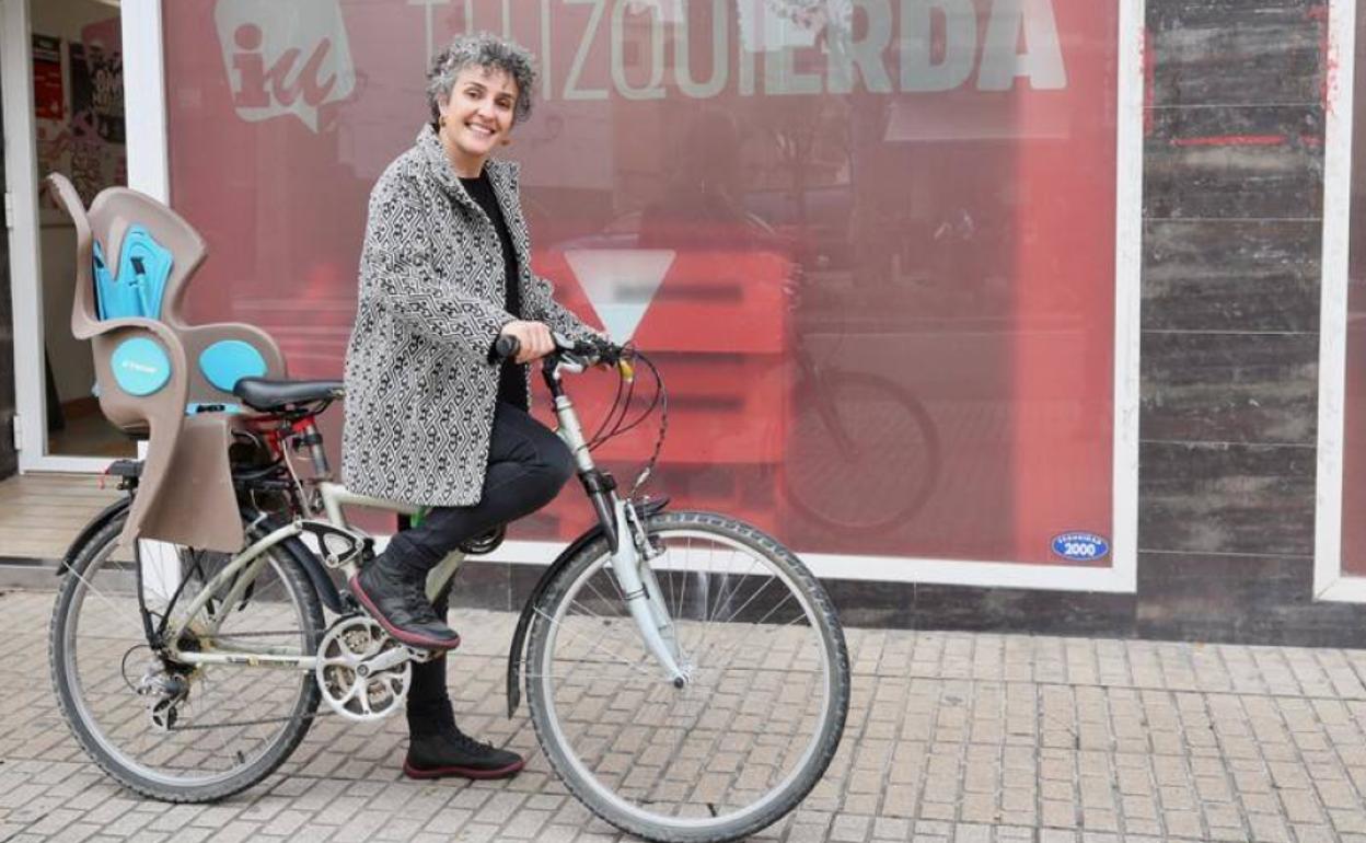 Eunate García posa en la puerta de la sede de IU. 