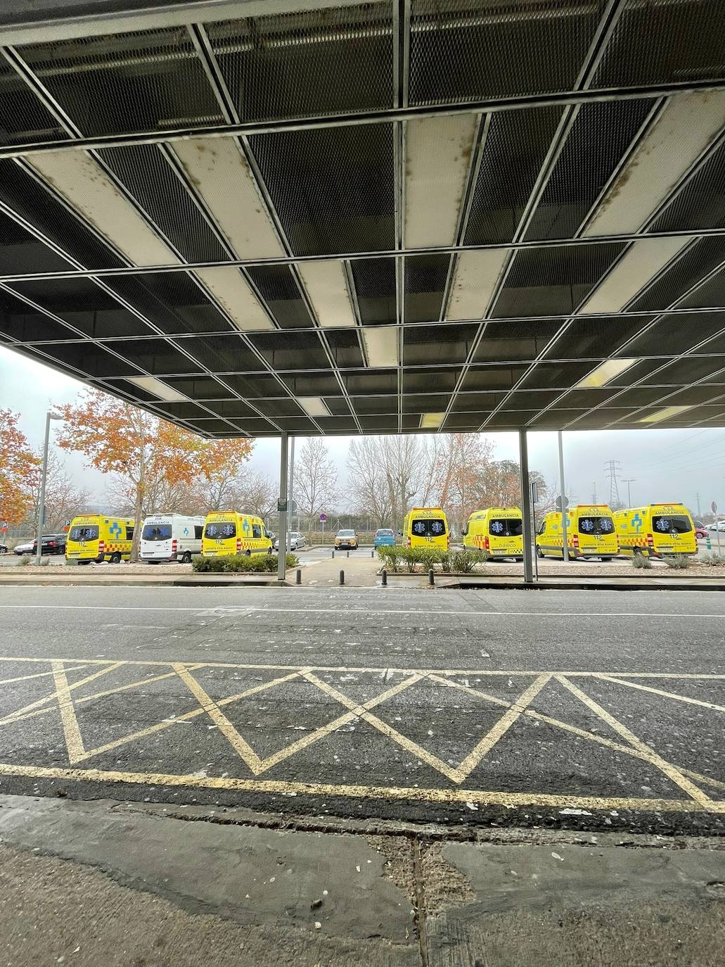 Ambulancias aparcadas junto a Urgencias del San Pedro. 