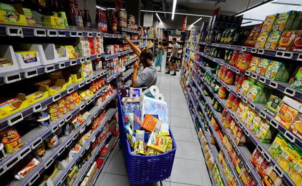 Un hombre comprando en un supermercado. 