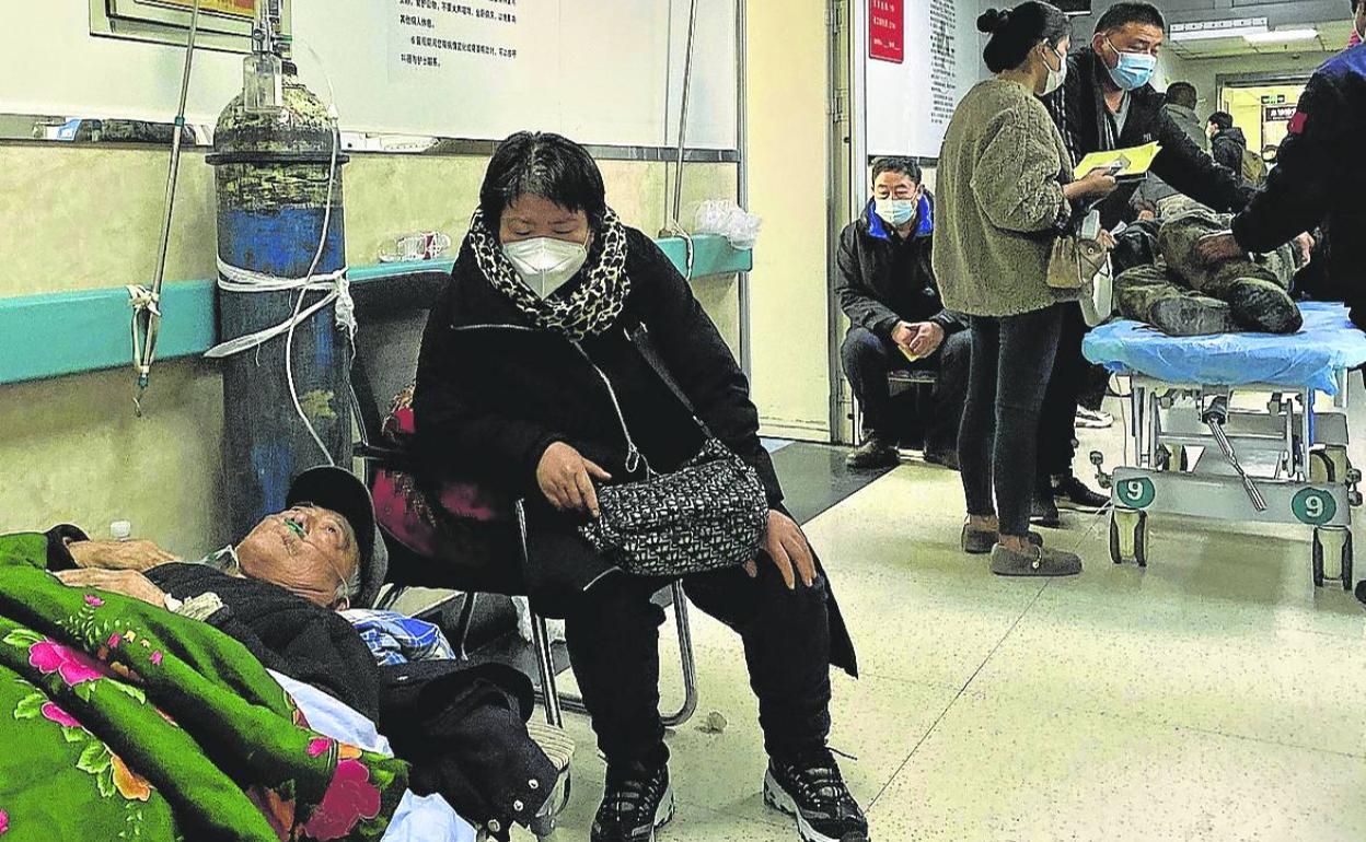 Pacientes atendidos en el pasillo del colapsado hospital de la ciudad china Tangshan.