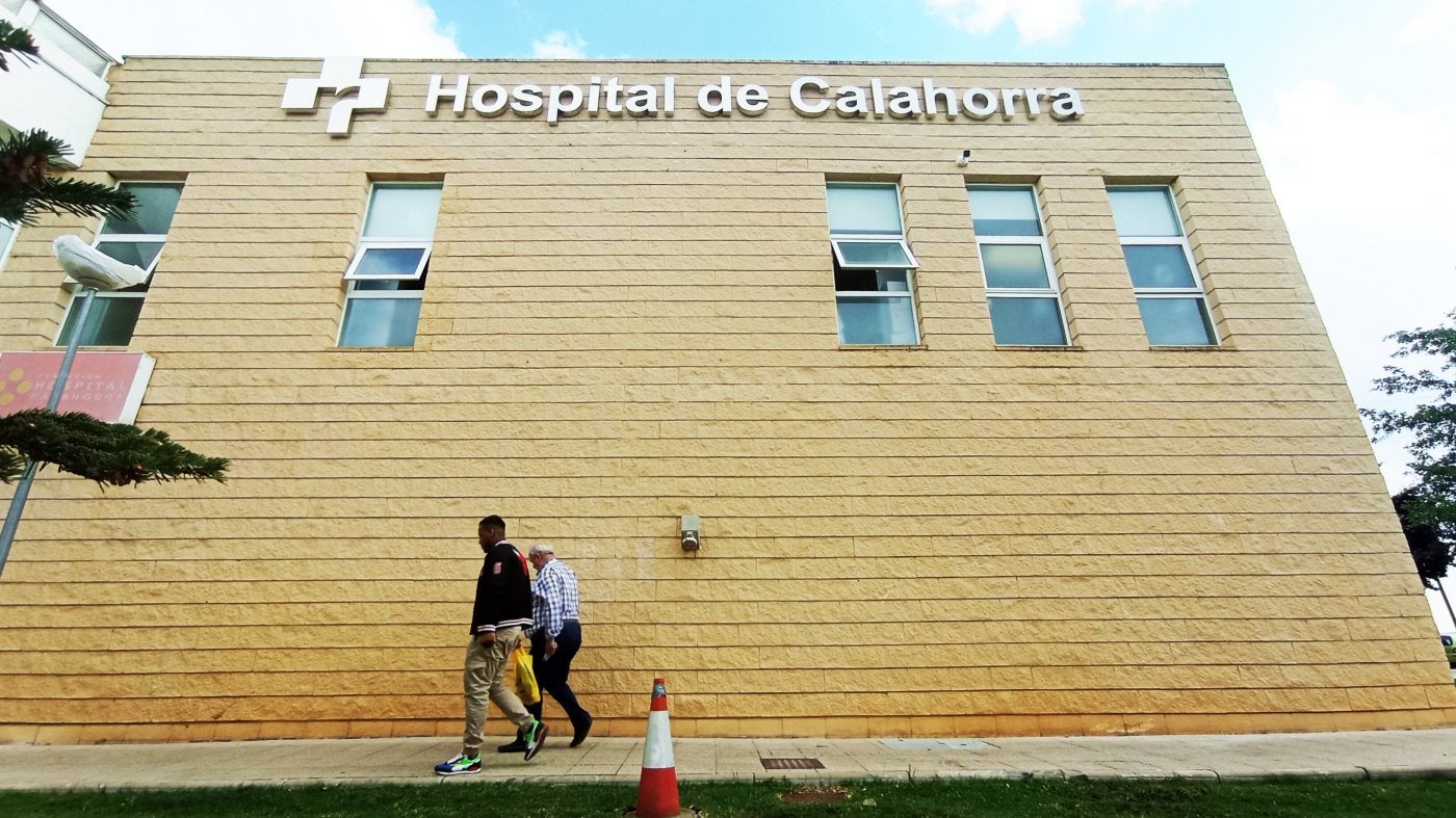 Dos personas pasan delante de la fachada principal del Hospital de Calahorra. 