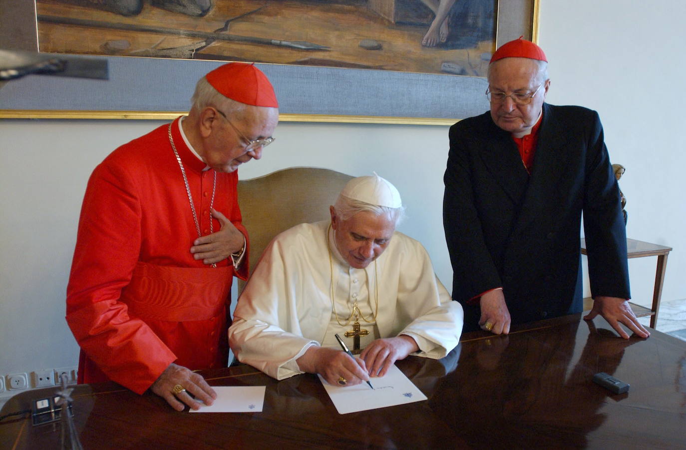 Somalo, en primer término, durante uno de los primeros actos de Josep Ratzinger como papa Benedicto XVI, el 20 de abril de 2005. 