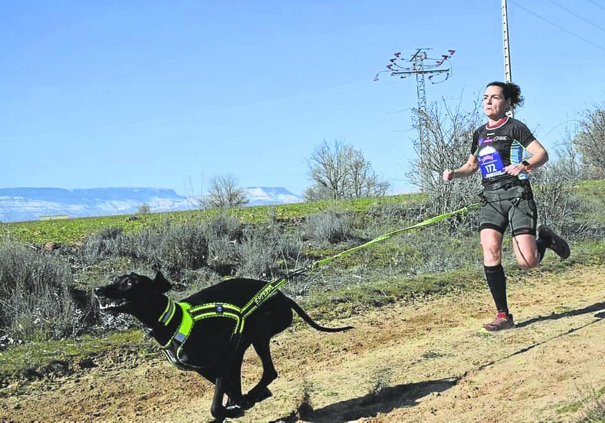 Arantxa Gurrea y Estephe, en una de las carreras del campeonato nacional de mushing.