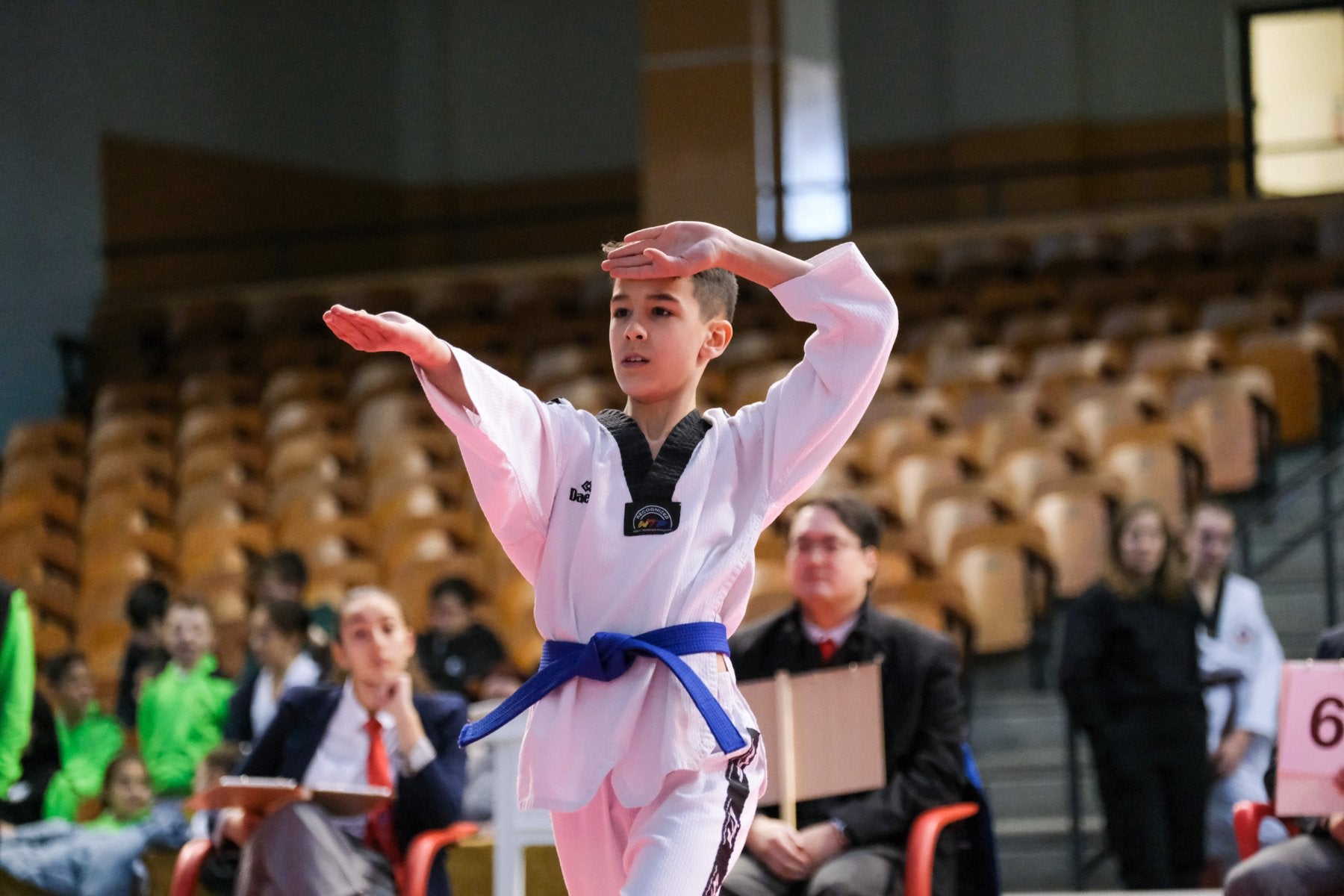 Un escolar, durante la ejecución de un pumse.