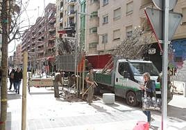 La calle Fundición pasa de la pintura al cemento y el metal