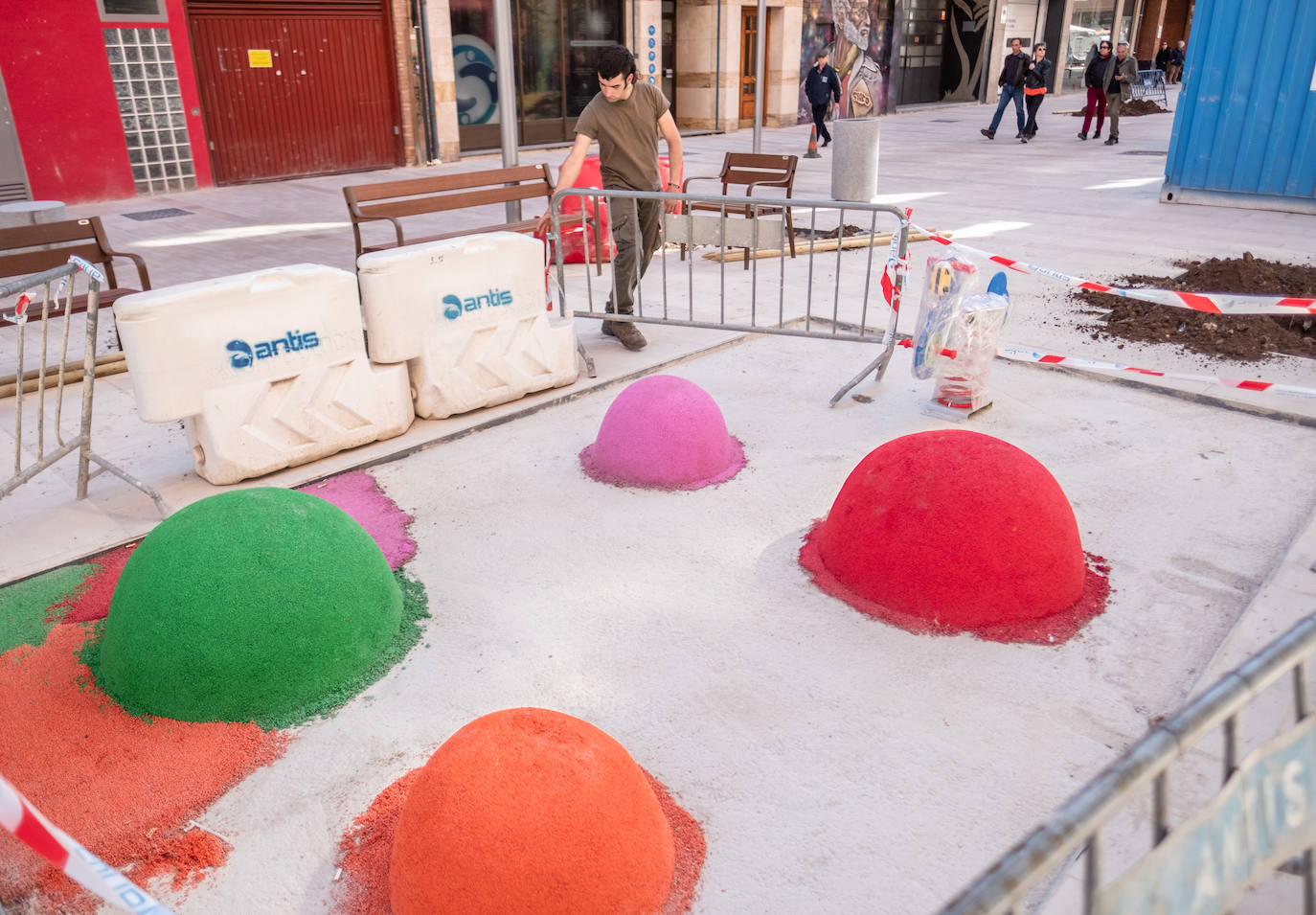 La calle Fundición pasa de la pintura al cemento y el metal