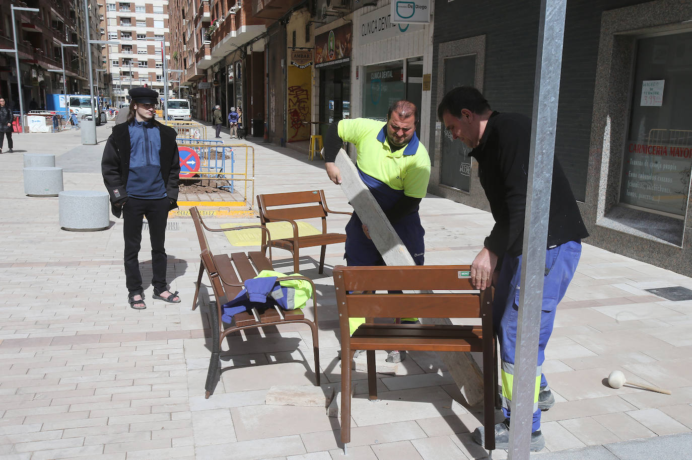 La calle Fundición pasa de la pintura al cemento y el metal