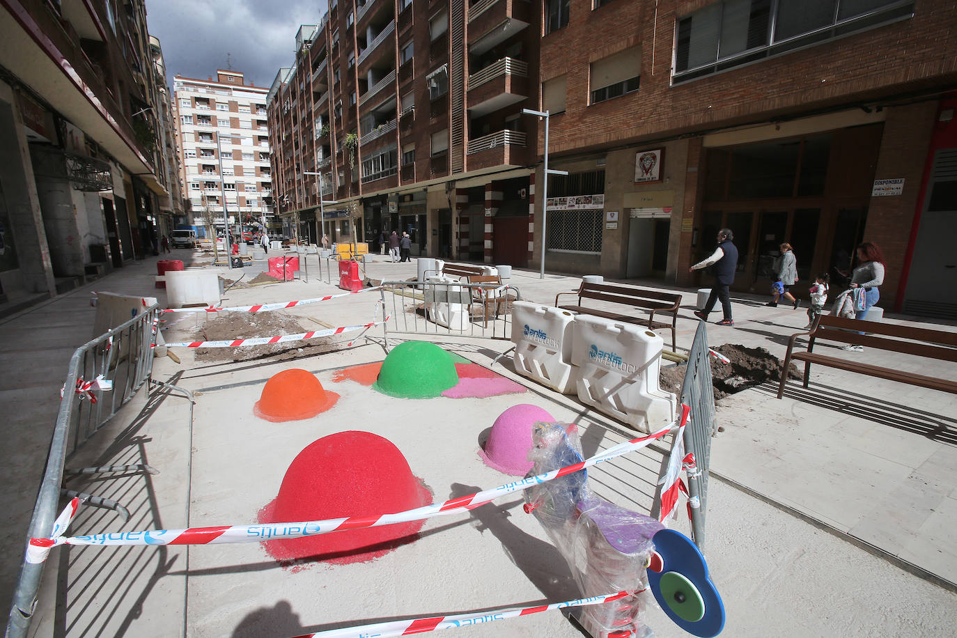 La calle Fundición pasa de la pintura al cemento y el metal