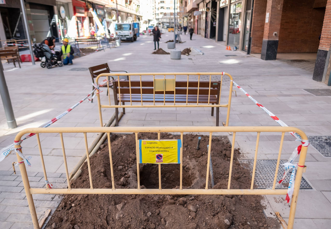 La calle Fundición pasa de la pintura al cemento y el metal