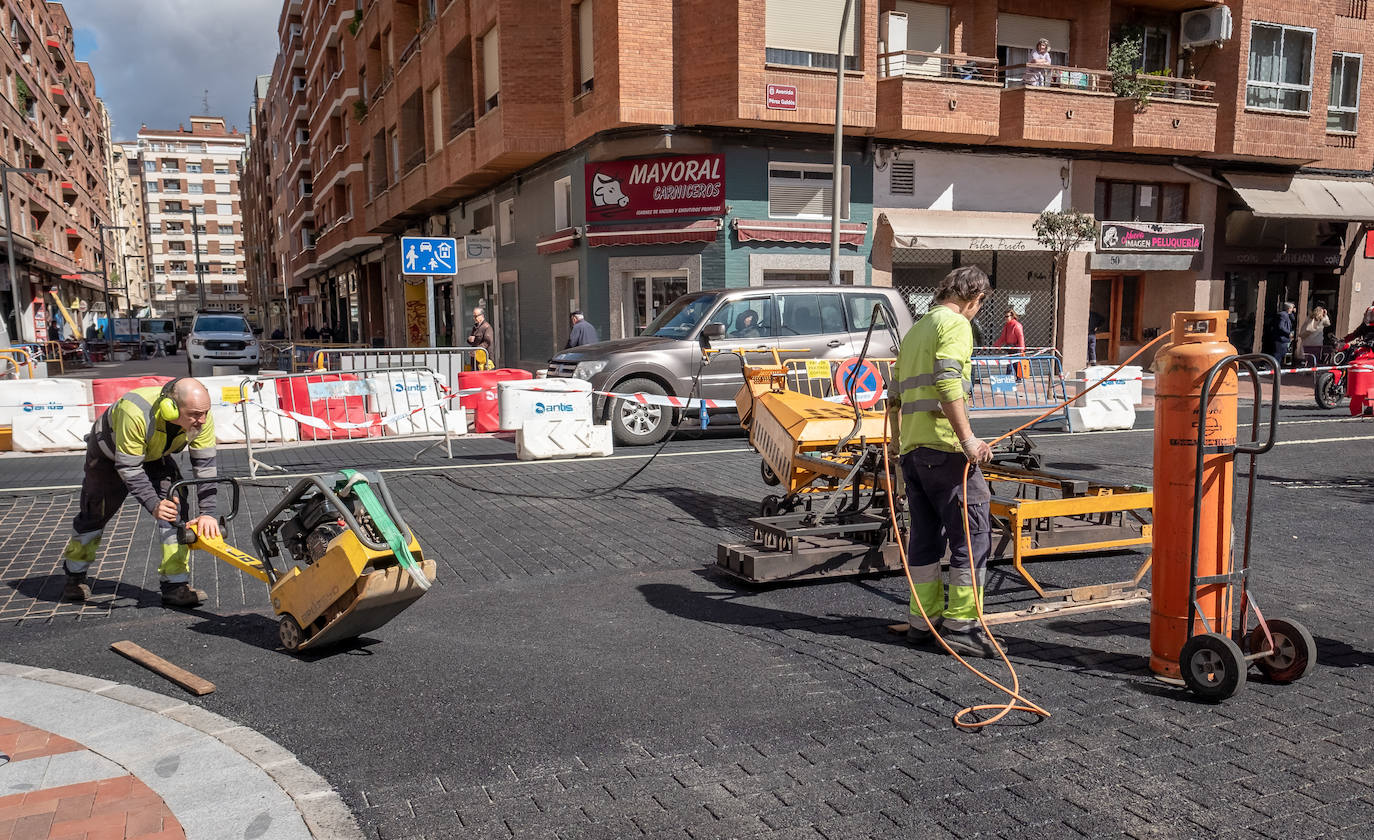 La calle Fundición pasa de la pintura al cemento y el metal