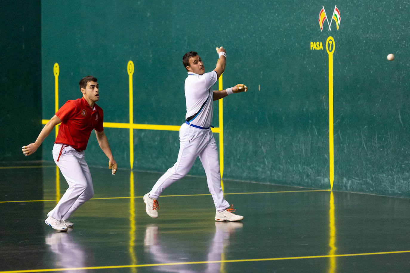 Lerena golpea la pelota en un partido del GRABNI 2022.