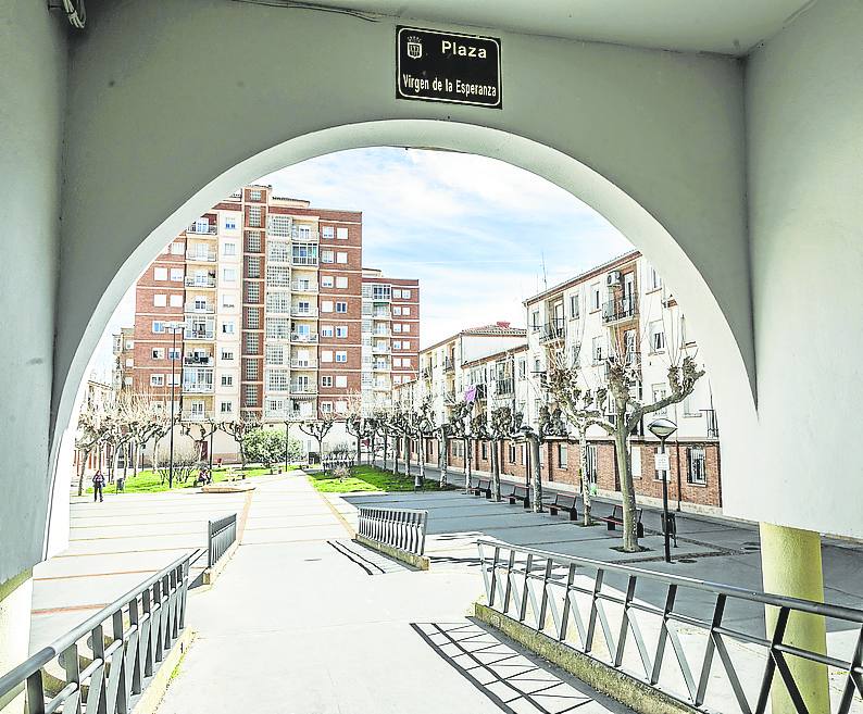 Imagen después - La plaza Virgen de la Esperanza en 1993 y en 2022.