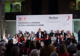 El alcalde y candidato del PSOE, ayer durante su intervención acompañado por los integrantes de su candidatura.