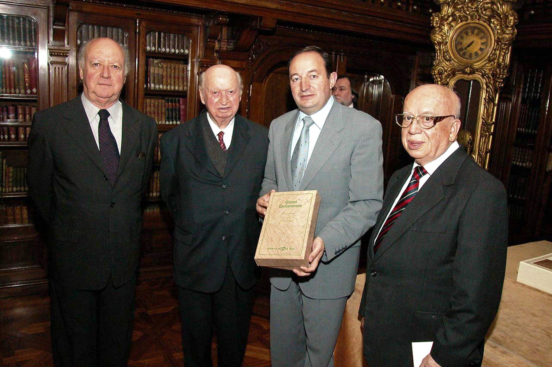 Imagen secundaria 2 - Edwards ante la puerta del Revellín, en la entrega del 'Premio Novela de Logroño' de 2007 a Manuel Hidalgo y, con Pedro Sanz, cuando la Biblioteca Nacional de Chile, cuando la institución recibió un facsímil de las Glosas Emilianenses.