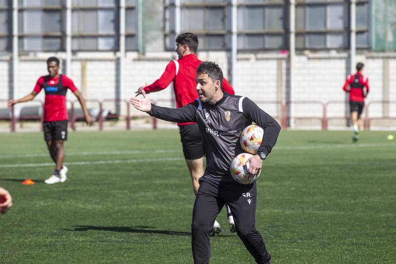 Sergio Rodríguez da órdenes sobre el césped artificial del Mundial 82.