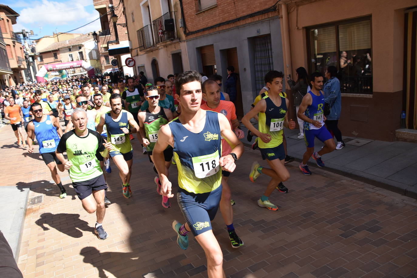Salida de la carrera Enoturismo de adultos, con el ganador, Carlos Pérez en primer término.