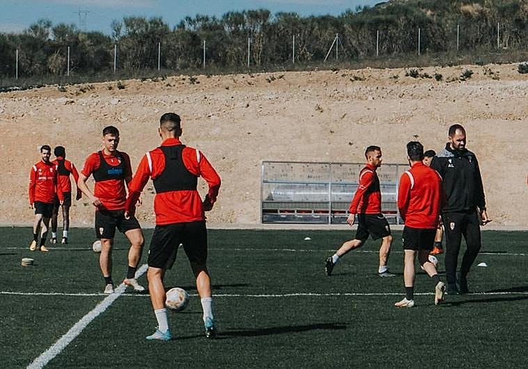 Los jugadores de la UD Logroñés inician su trabajo en Valdegastea.