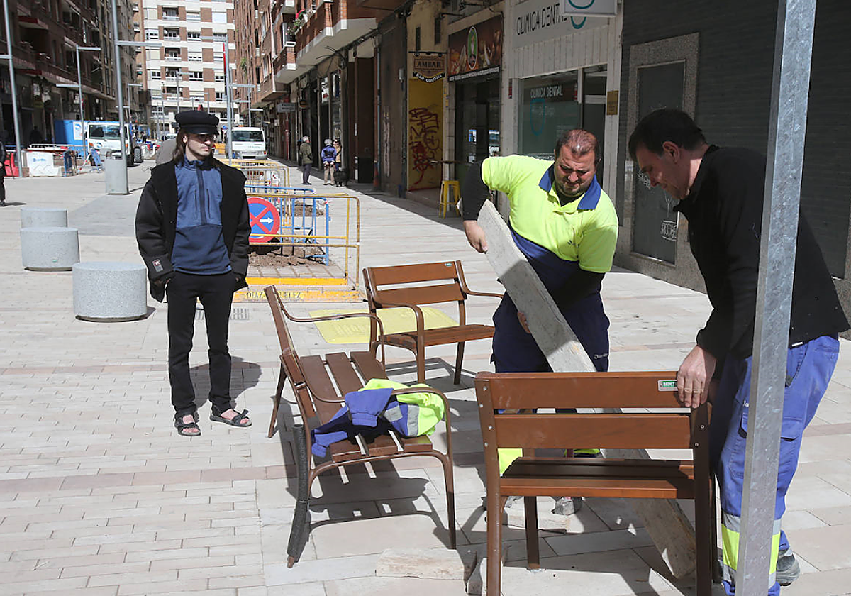 Operarios municipales dan los últimos retoques a la calle.