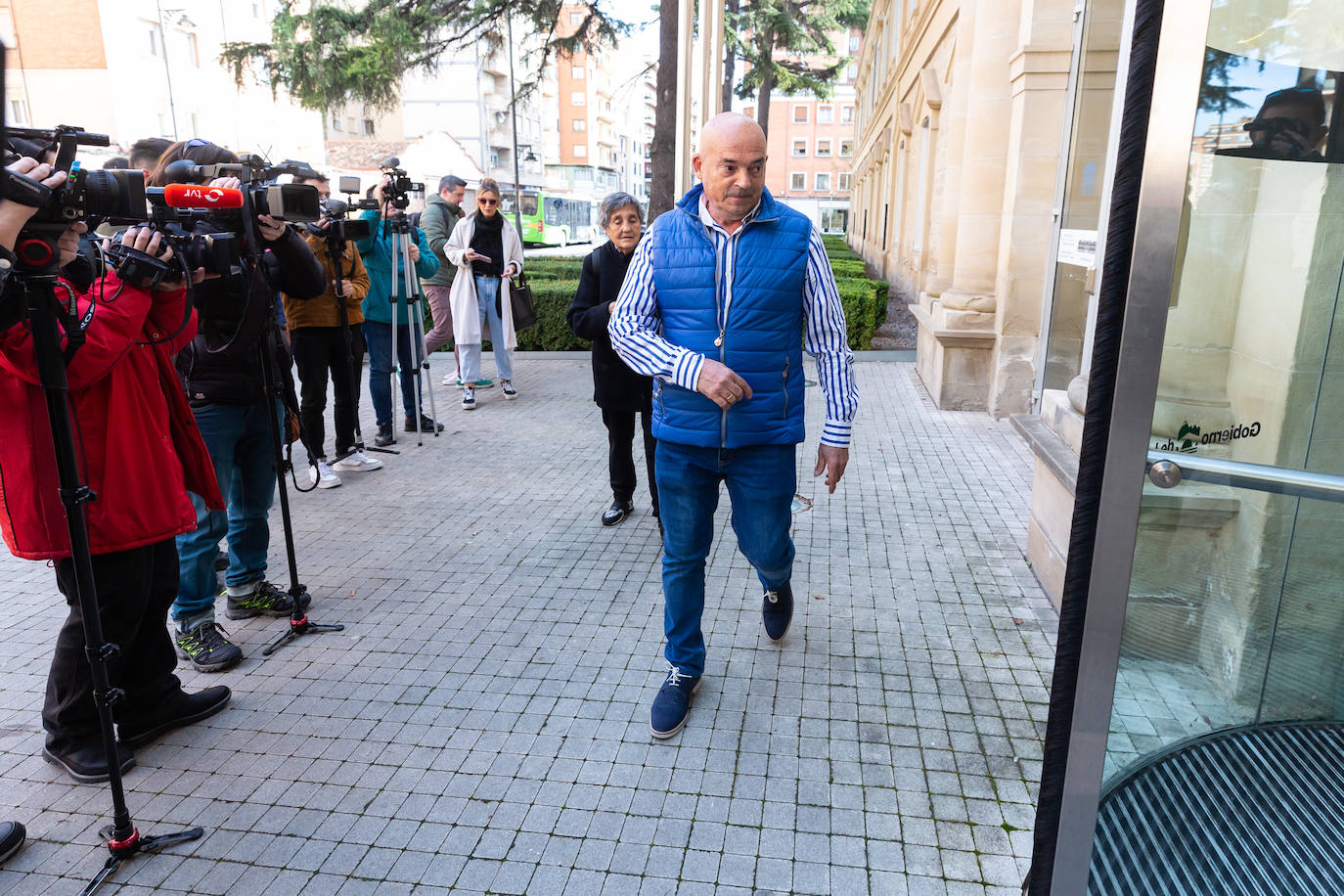 El tío abuelo del pequeño Alex, a punto de acceder al juzgado.