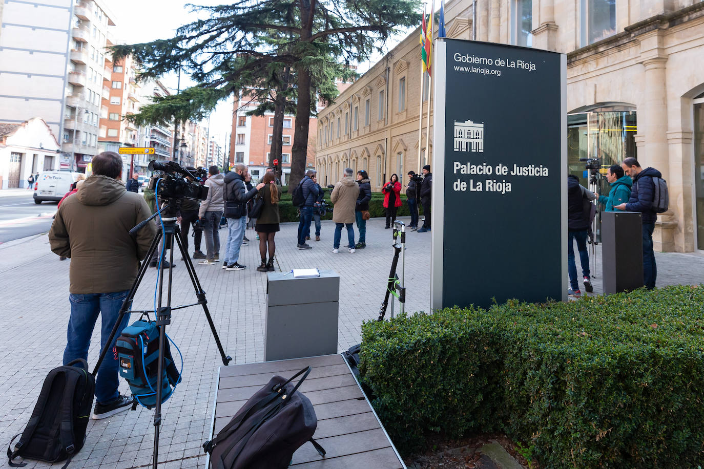 Los medios esperan a la entrada del Palacio de Justicia.