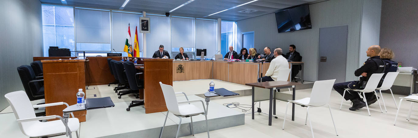 La Policía Nacional, detrás del acusado en la sala.