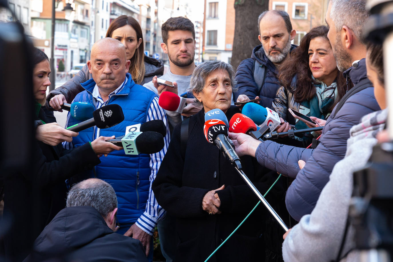 El abuelo de Álex y la presidenta de la Asociación Clara Campoamor atienden a los periodistas antes de entrar al juicio.