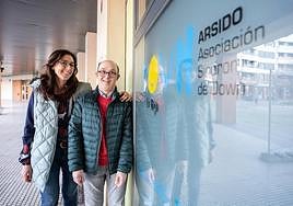 Beatriz Martínez y su hermano, Fernando, frente a la Asociación Riojana para personas con Síndrome de Down