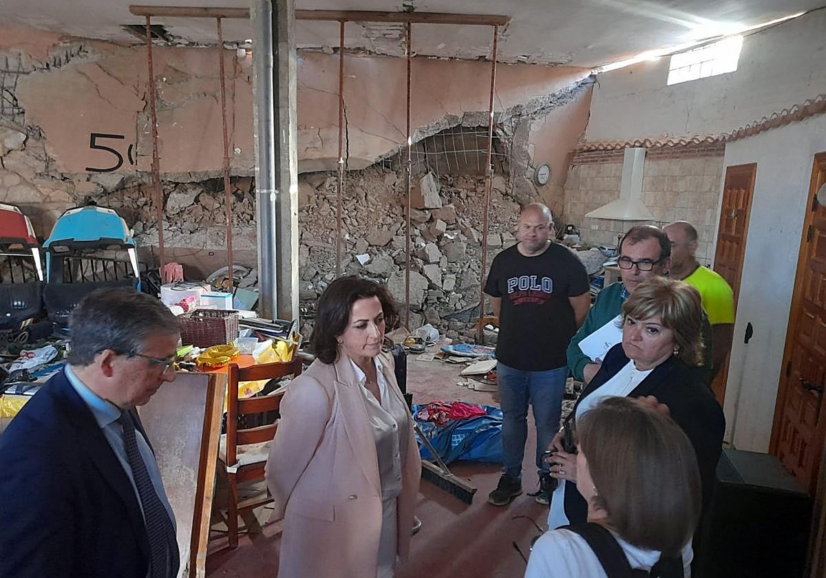 Interior de la planta baja de la vivienda que está a los pies del Cerro de Santiago con la bodega hundida.