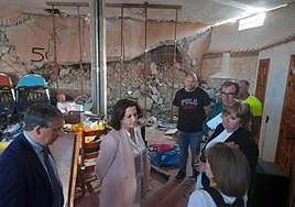 Interior de la planta baja de la vivienda que está a los pies del Cerro de Santiago con la bodega hundida.