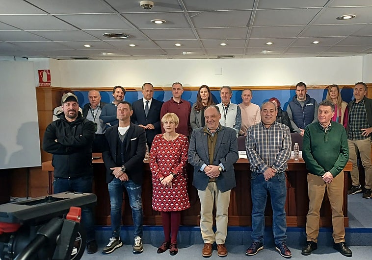 Foto de familia de las asociaciones de la FER que han comparecido este martes.