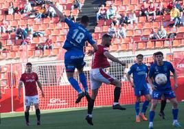 Zubiri salta a por el balón en el encuentro de Tarragona.