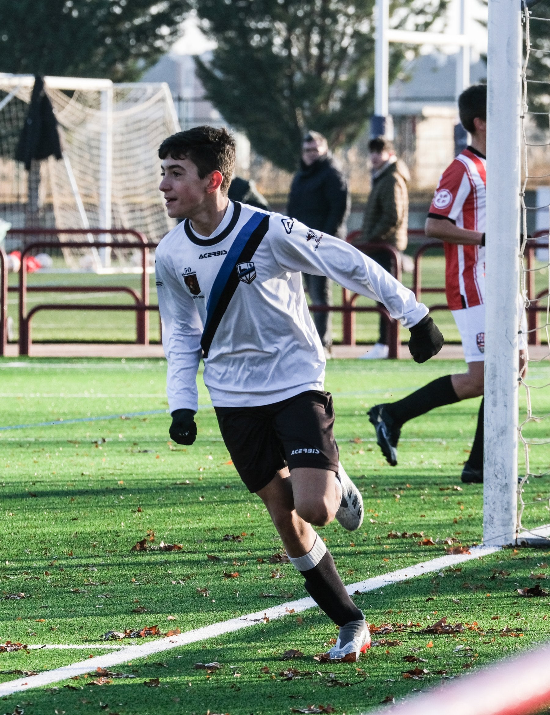 Un jugador del Valvanera celebra un tanto.