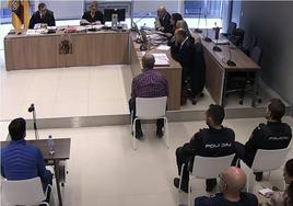 El padre de Álex, durante su testimonio en el juicio, detrás del acusado