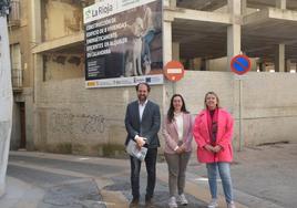 Javier Caldito, Elisa Garrido y Eva Hita, delante de la estructura del edificio que albergará las viviendas para jóvenes